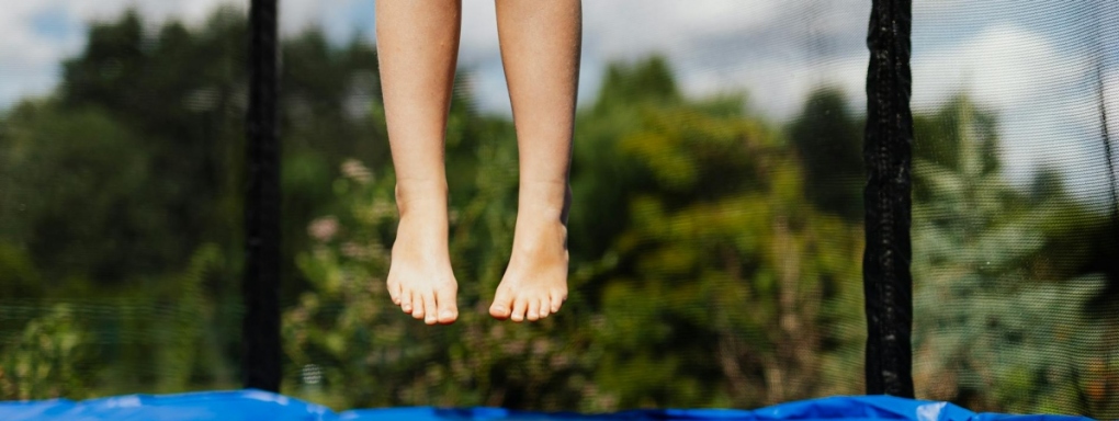 Trampoliny ogrodowe i orbitreki - aktywna rekreacja dla całej rodziny