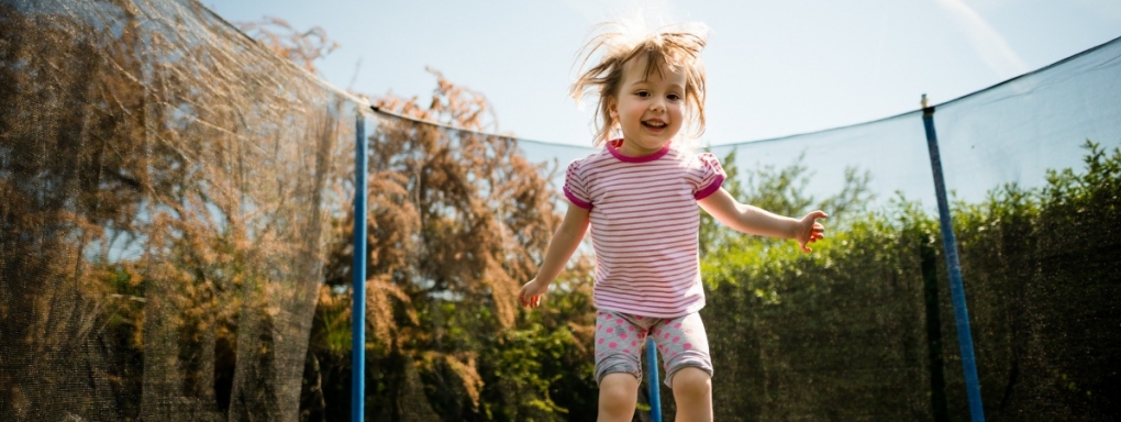 Jak wybrać trampolinę ogrodową dla dziecka