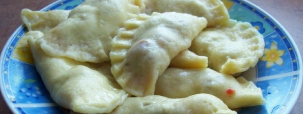 Pierogi z wiśniami polane sosem truskawkowym