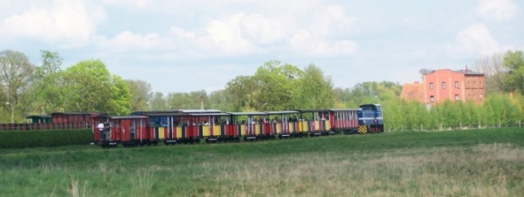 Przejazd kolejką wąskotorową w Żninie